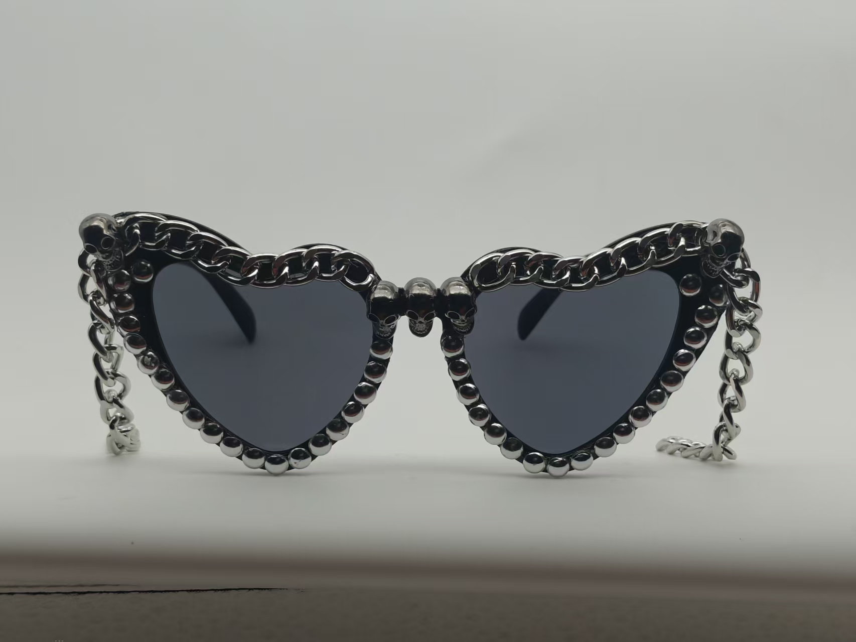 Pearl Trim Heart Sunglasses With Removable Chain Temples UV Protection Bachelorette Wedding Party Photo Eyewear 1 Pearl Trim Heart Sunglasses With Removable Chain Temples UV Protection Bachelorette Wedding Party Photo Eyewear