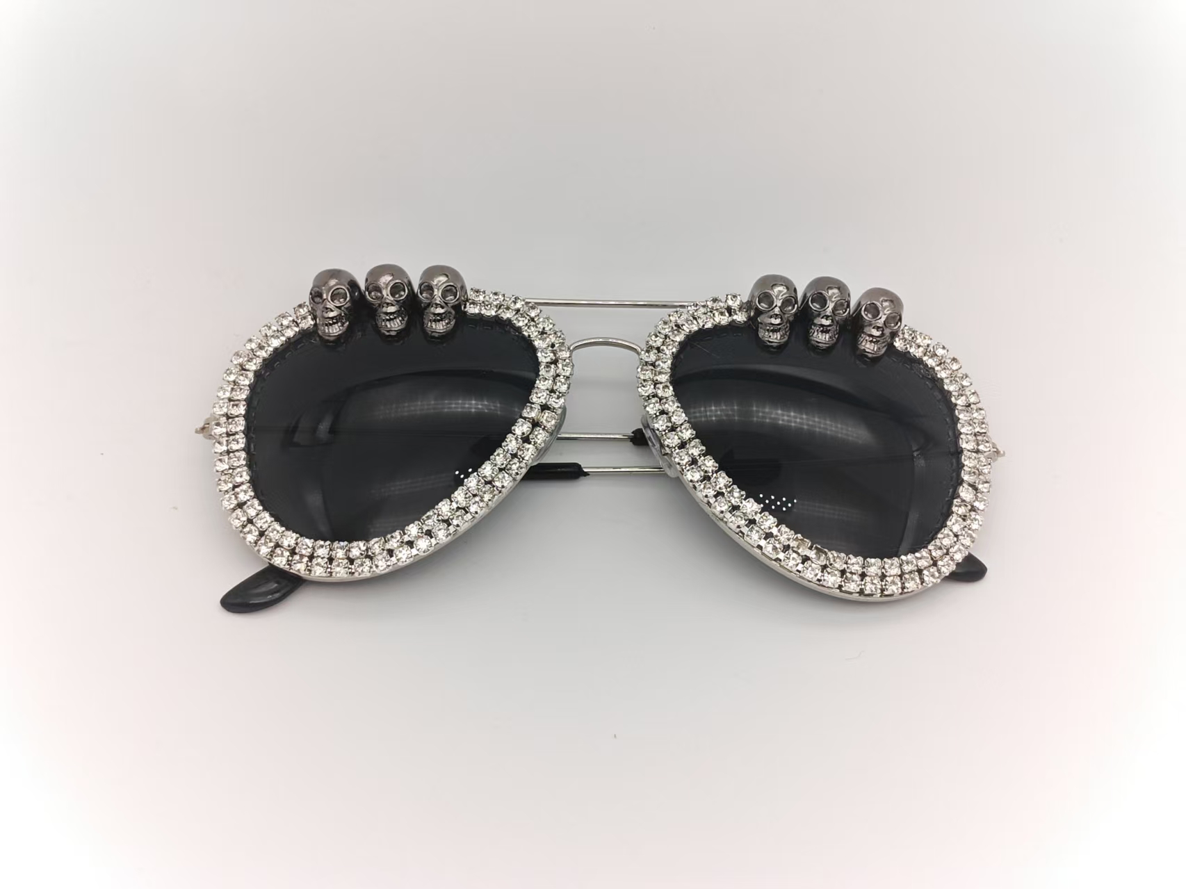 Pearl Trim Heart Sunglasses With Removable Chain Temples UV Protection Bachelorette Wedding Party Photo Eyewear 4 Pearl Trim Heart Sunglasses With Removable Chain Temples UV Protection Bachelorette Wedding Party Photo Eyewear - Image 4